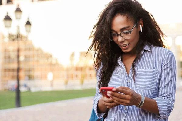 Atractiva joven africana estudiante llevando mochila — Foto de Stock