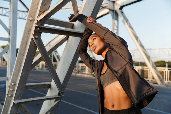 Photo of african american nice woman stretching her arms — Stock Photo, Image