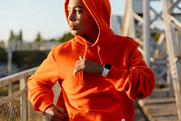 Photo of african american confident woman running while working out — Stock Photo, Image