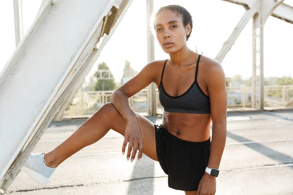 Foto einer jungen afrikanisch-amerikanischen Frau, die beim Training Übungen macht — Stockfoto