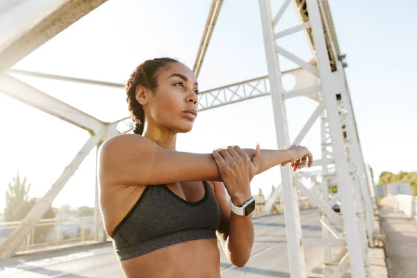 Foto de mujer linda afroamericana haciendo ejercicios mientras hace ejercicio — Foto de Stock