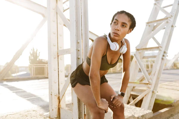 Photo of african american woman over neck resting while working out — Stock Photo, Image