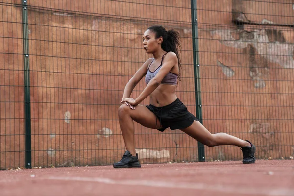 Sebevědomý africký fitness žena cvičení ven — Stock fotografie