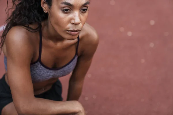 Unavený africký fitness žena odpočívá — Stock fotografie