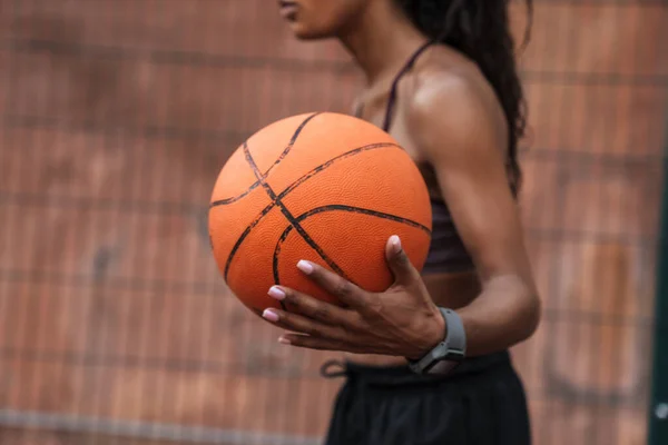 Wanita olahragawan muda afrika yang menarik bermain basket — Stok Foto
