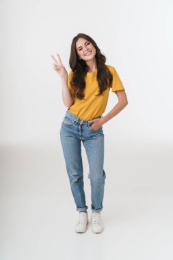 Uzun boylu, güzel esmer kadın, sıradan bir pıhtı takıyor.