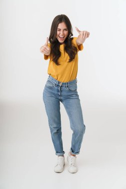 Gayri resmi giyinen güzel esmer kadın.