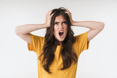 Mutsuz, gücenmiş, sıradan tişörtler giyen bir kadının görüntüsü.