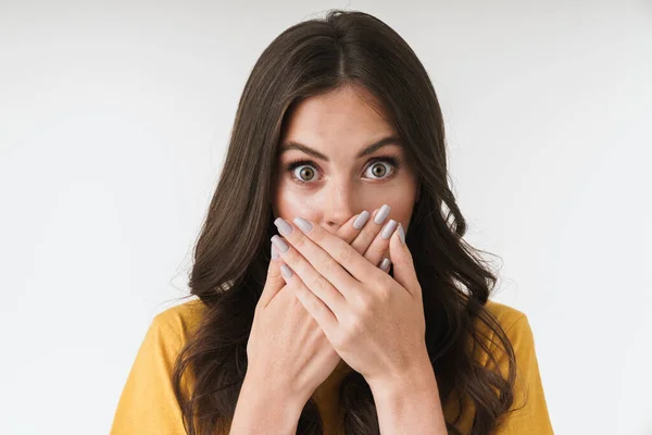 Afbeelding van opgewonden brunette vrouw dragen casual t-shirt verrassin — Stockfoto