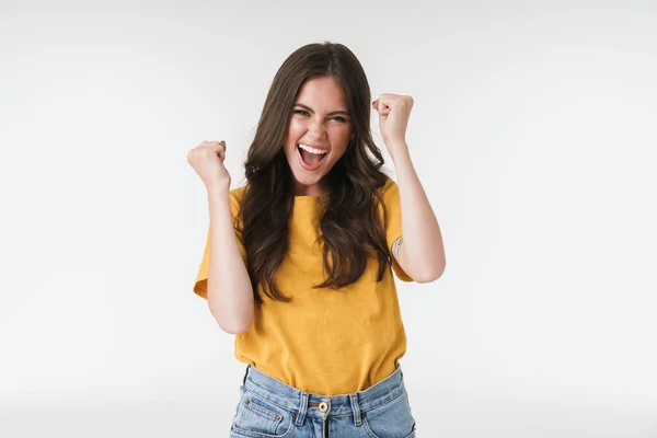 Afbeelding van gelukkig brunette vrouw dragen casual t-shirt schreeuwen een — Stockfoto