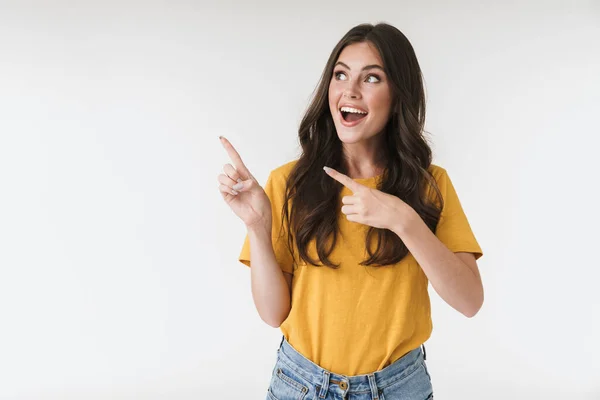 Imagem de mulher morena encantadora vestindo roupas casuais sorrindo — Fotografia de Stock