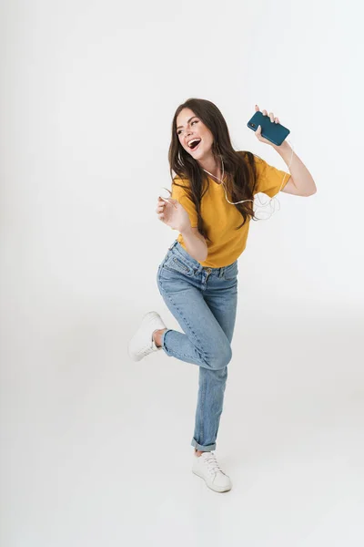 Imagen completa de la encantadora mujer feliz escuchando música con —  Fotos de Stock