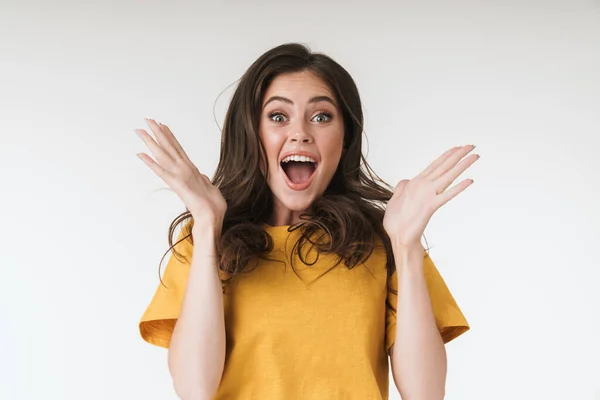 Imagen de una alegre morena vestida con una camiseta casual sorprendente —  Fotos de Stock