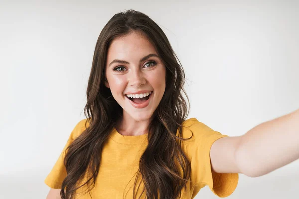 Image of caucasian brunette woman wearing casual t-shirt smiling — Stock Photo, Image