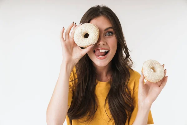 Foto de mujer morena de 20 años vistiendo ropa casual sonriendo y h — Foto de Stock