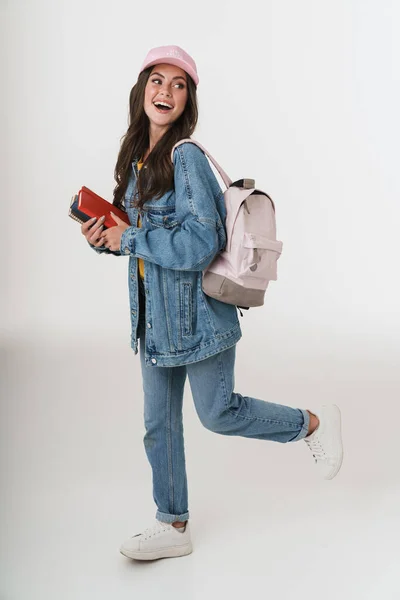 Foto de estudiante caucásica usando ropa de mezclilla sonriendo un —  Fotos de Stock