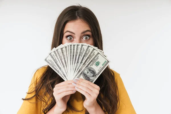 Chica joven aislado sobre fondo de pared blanca celebración de dinero . —  Fotos de Stock