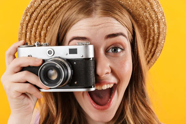 Jovem feliz fotógrafo alegre positivo menina isolado sobre amarelo parede fundo segurando câmera . — Fotografia de Stock