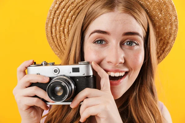 Jovem feliz fotógrafo alegre positivo menina isolado sobre amarelo parede fundo segurando câmera . — Fotografia de Stock
