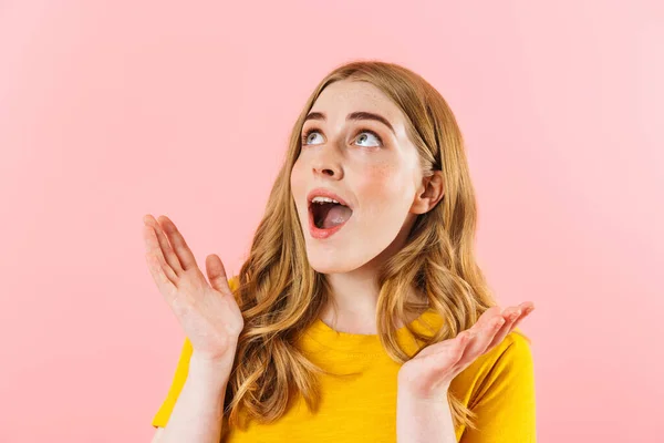Surprised emotional cute girl isolated over pink wall background looking aside — Φωτογραφία Αρχείου
