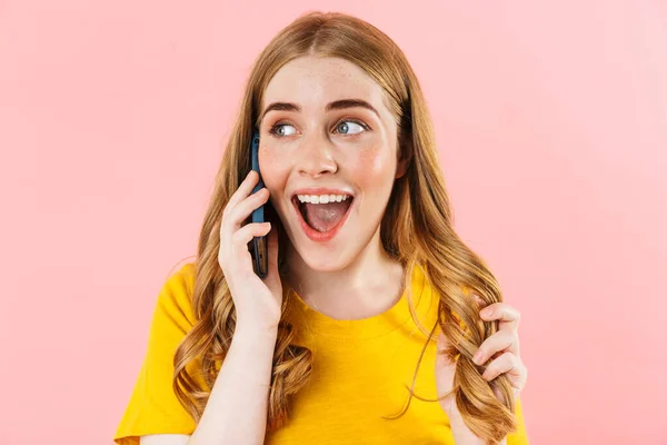 Menina bonito emocional feliz isolado sobre fundo de parede rosa falando por telefone móvel . — Fotografia de Stock