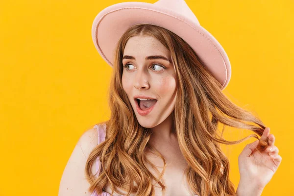 Wesoły szczęśliwy dziewczyna odizolowany nad żółtym tle ściany noszenie kapelusza. — Zdjęcie stockowe