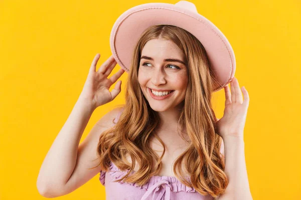 Alegre feliz menina isolado sobre amarelo parede fundo vestindo chapéu . — Fotografia de Stock