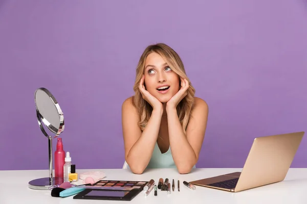 Image of beautiful dreaming woman using laptop while doing makeup — Stock Photo, Image