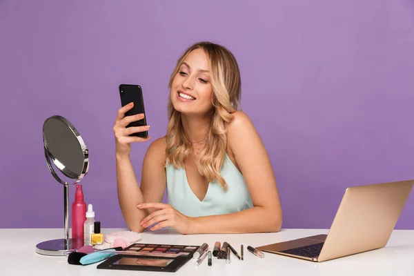 Mujer joven positiva usando teléfono móvil . — Foto de Stock