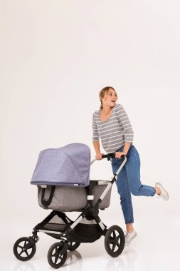 Bebek arabasıyla duran güzel, genç bir kadın.