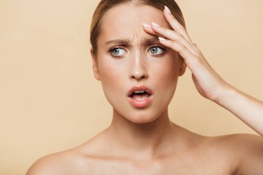 Duygusal sarışın kadın çıplak poz veriyor.