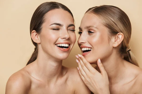 Optimista gyönyörű szőke és barna nők beszélgetnek egymással nevetés. — Stock Fotó