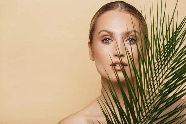 Mujer rubia posando desnuda con planta de hojas de naturaleza verde . — Foto de Stock