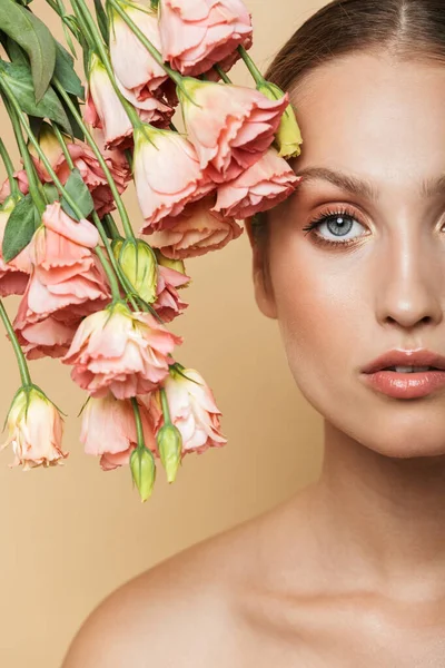 Blondine posiert nackt mit Blumen. — Stockfoto
