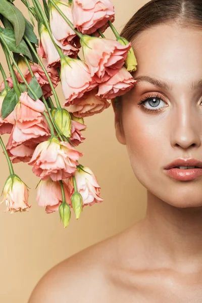 Mujer rubia posando desnuda con flores . —  Fotos de Stock