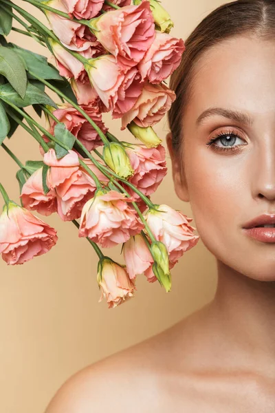 Mujer rubia posando desnuda con flores . —  Fotos de Stock