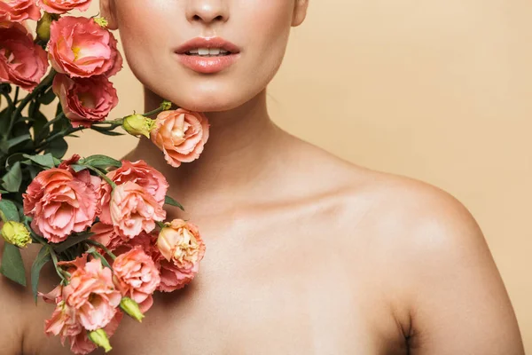 Immagine ritagliata di donna mezza nuda in posa alla macchina fotografica con fiori — Foto Stock