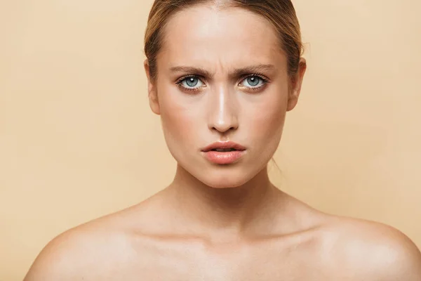 Image of confused half-naked woman poising and looking at camera — Stockfoto