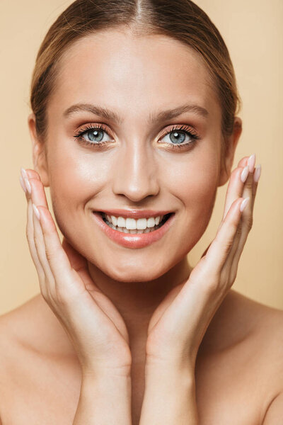 Позитивная блондинка позирует голой изолированной
