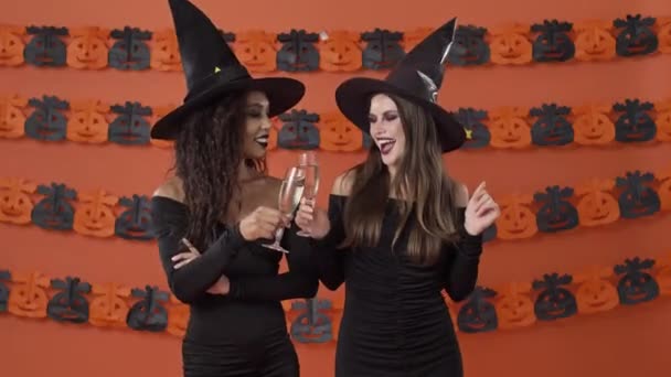 Mulheres Bruxas Jovens Atraentes Trajes Halloween Preto Dançando Batendo Copos — Vídeo de Stock