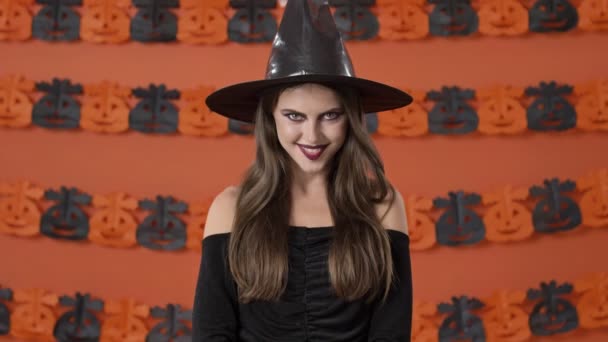 Aantrekkelijke Gekke Jonge Heks Vrouw Zwart Halloween Kostuum Kwaad Lachen — Stockvideo