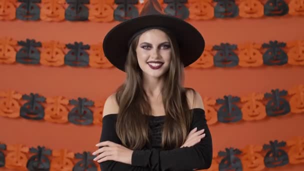 Boldog Vonzó Fiatal Boszorkány Fekete Halloween Jelmez Mond Igen Rázza — Stock videók