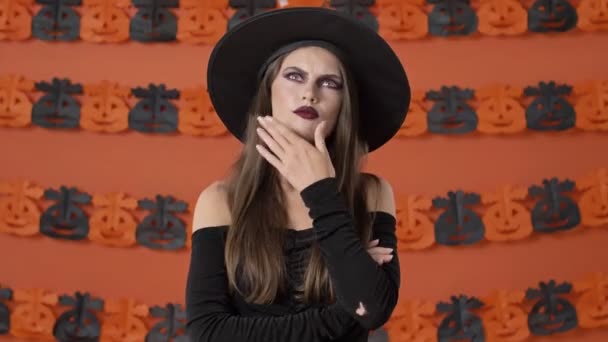 Pensive Schattige Jonge Heks Vrouw Zwart Halloween Kostuum Denken Iets — Stockvideo