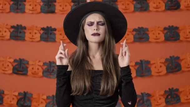 Aantrekkelijke Jonge Heks Vrouw Zwart Halloween Kostuum Kruisen Haar Vingers — Stockvideo