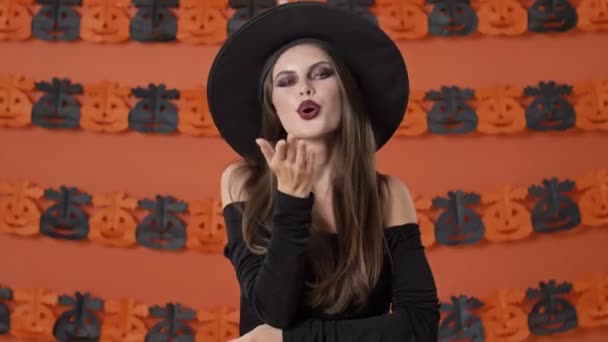 Krásná Flirtující Mladá Čarodějnice Černém Halloween Kostým Úsměvem Foukání Polibek — Stock video