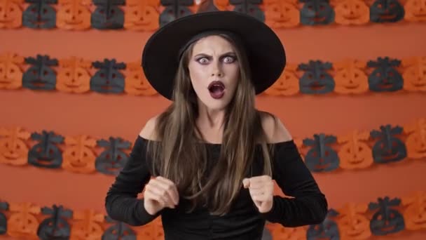 Displeased Pretty Young Witch Woman Black Halloween Costume Becoming Shocked — ストック動画
