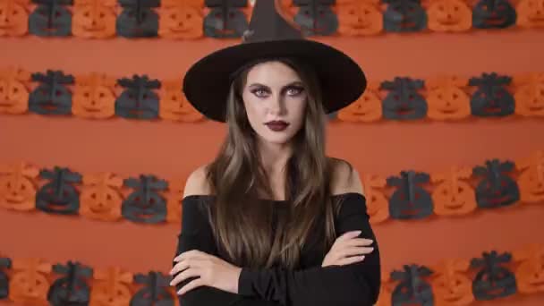 Vonzó Boldog Fiatal Boszorkány Fekete Halloween Jelmez Mosolyog Keresztbe Karok — Stock videók