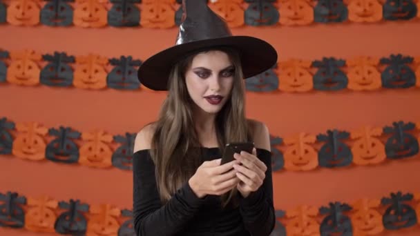 Lugn Söt Ung Häxa Kvinna Svart Halloween Kostym Blir Förvånad — Stockvideo