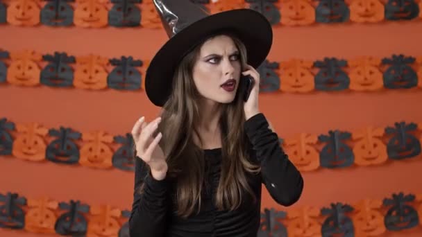 Siyah Cadılar Bayramı Kostümü Giymiş Kızgın Genç Cadı Bağırıyor Turuncu — Stok video