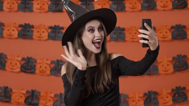 Glada Attraktiv Ung Häxa Kvinna Svart Halloween Kostym Ler Och — Stockvideo